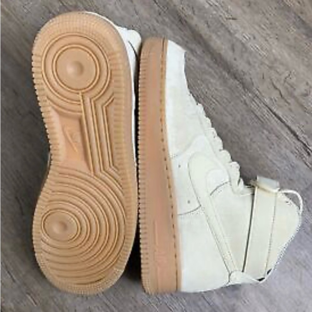 Women’s Air Forces 1 HI SE. Phantom.